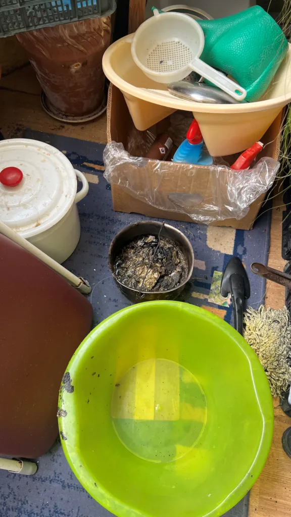 Tallinnas põletas majaelanik toidupotis vanu pilte. See kõik juhtus 16-kordse kortermaja rõdul. 2 Toidupotis poletatud fotod 30.09782