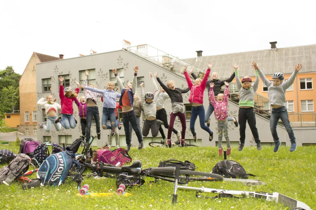 Tartu Ülikooli Liikuma Kutsuv Kool võitis rahvusvahelise tervist edendava kooli auhinna 3 naised 2