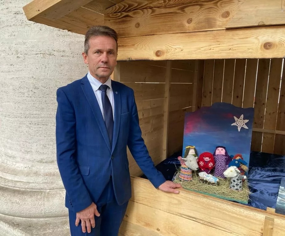 Eile Vatikani valja pandud joulusoim mille viis kohale Eesti konsul Roomas Aivar Tsarski jpg