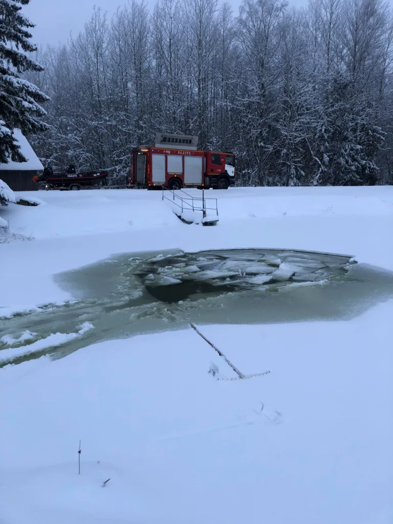 FOTO: Võru vallas uppus läbi jää vajunud meesterahvas 3 Jeedaskula tiiki uppumine