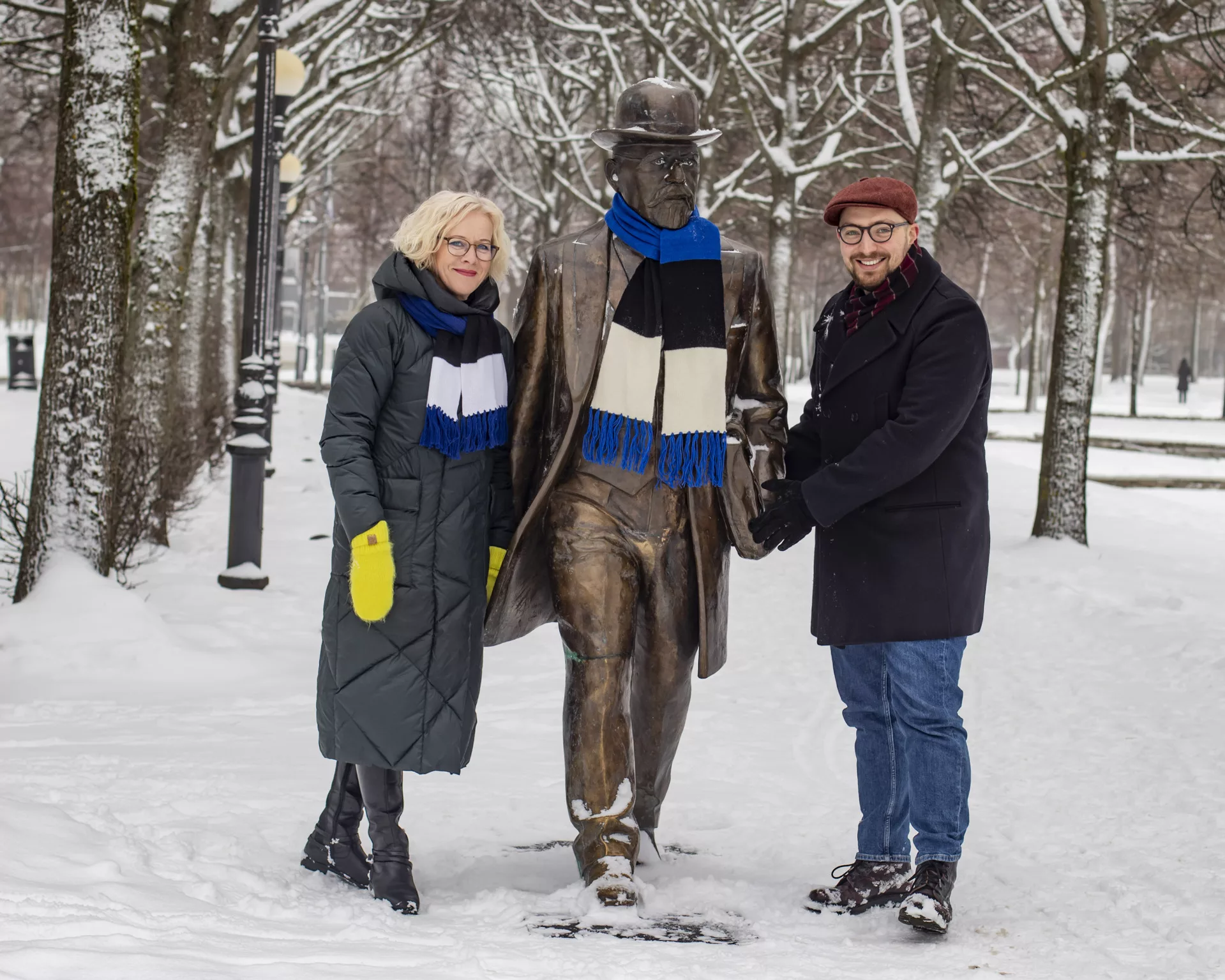 Kesklinna vanem Monika Haukanõmm ja asetäitja Nikita Groznov Jaan Poska kuju juures 2023. aasta iseseisvuspäeval.