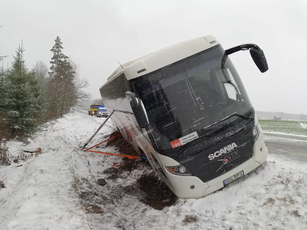 FOTOD: Põlvamaal sõitis buss kraavi 5 Polva v Joosu liinibuss2