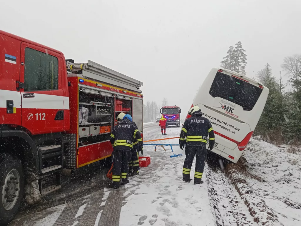 FOTOD: Põlvamaal sõitis buss kraavi 4 Polva v Joosu liinibuss3