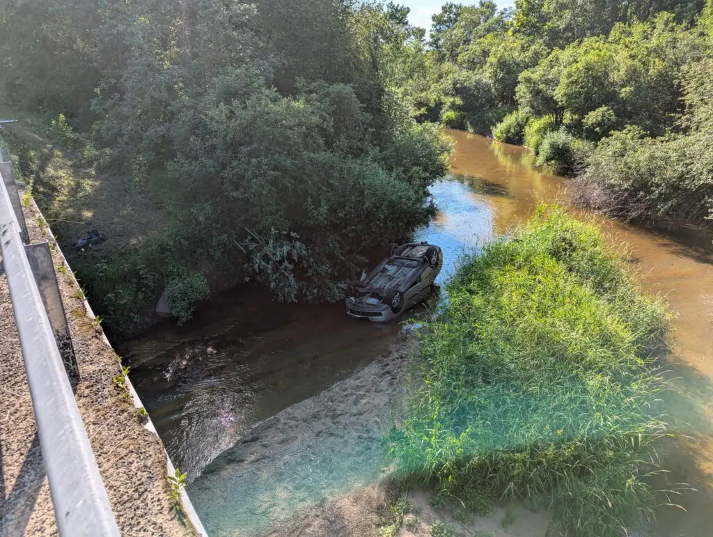 Võrumaal sõitis auto läbi sillapiirde jõkke ja maandus katusele 10 Kuutsi auto joes