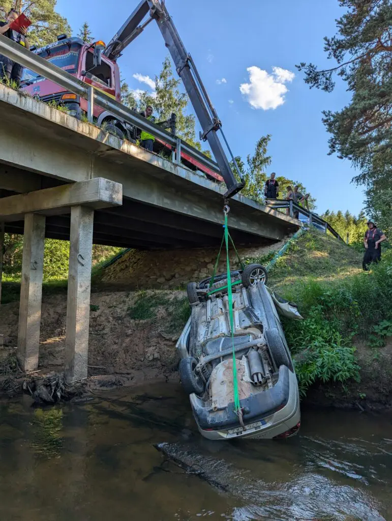 Võrumaal sõitis auto läbi sillapiirde jõkke ja maandus katusele 9 Kuutsi auto joes2