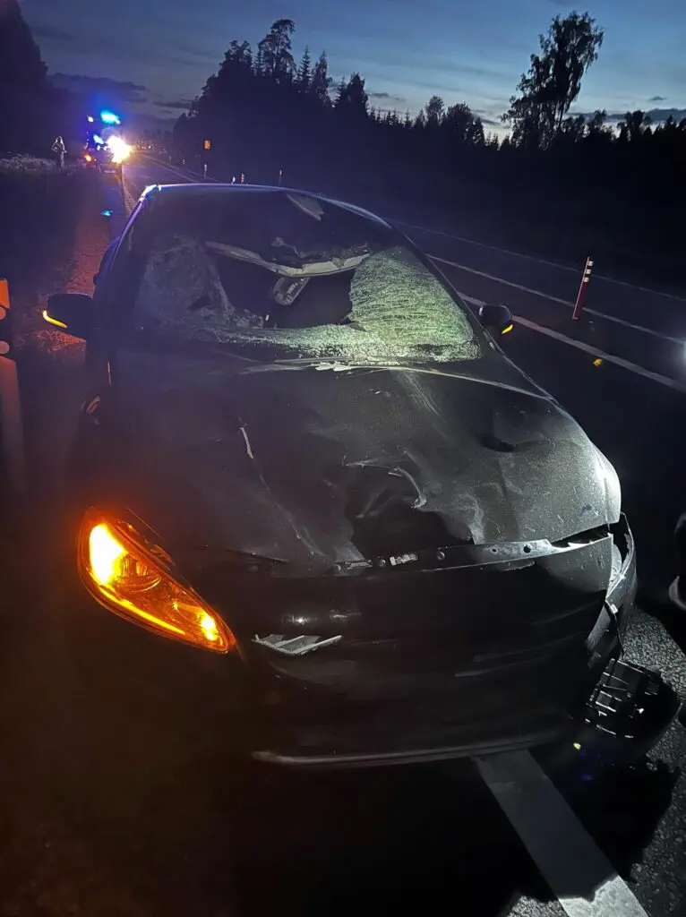 Võrumaal sõitis auto läbi sillapiirde jõkke ja maandus katusele 13 Neanurme liiklusonnetus podraga