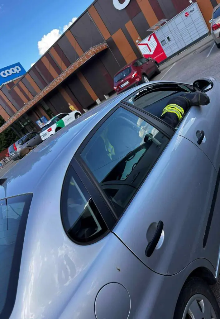 Võrumaal sõitis auto läbi sillapiirde jõkke ja maandus katusele 11 Noos lapse paastmine