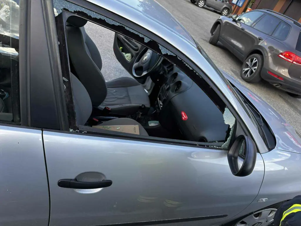 Võrumaal sõitis auto läbi sillapiirde jõkke ja maandus katusele 12 Noos lapse paastmine1