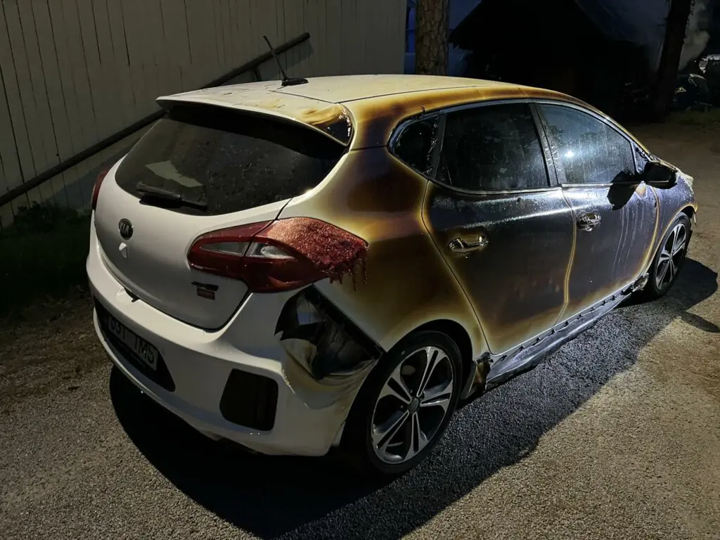 Võrumaal sõitis auto läbi sillapiirde jõkke ja maandus katusele 15 Voru Laane saun Kia