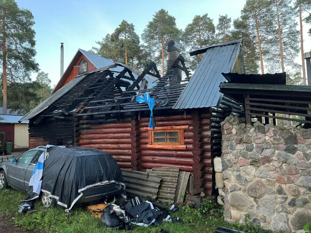 Võrumaal sõitis auto läbi sillapiirde jõkke ja maandus katusele 14 Voru Laane saun2