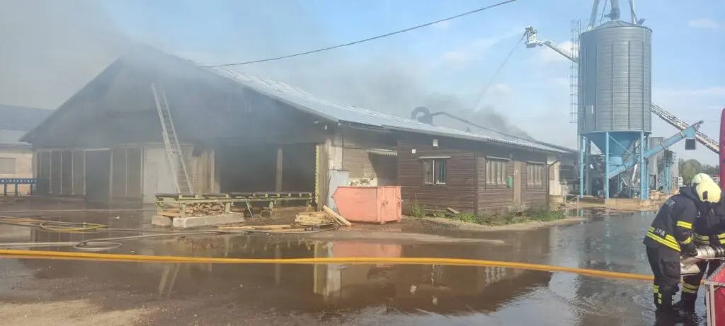 FOTOD: Karksi puidutööstuse tulekahju on lokaliseeritud, kustutustööd kestavad 4 Karksi saetoostuse poleng 2