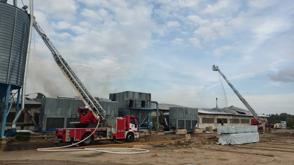 FOTOD: Karksi puidutööstuse tulekahju on lokaliseeritud, kustutustööd kestavad 5 Karksi saetoostuse poleng 3