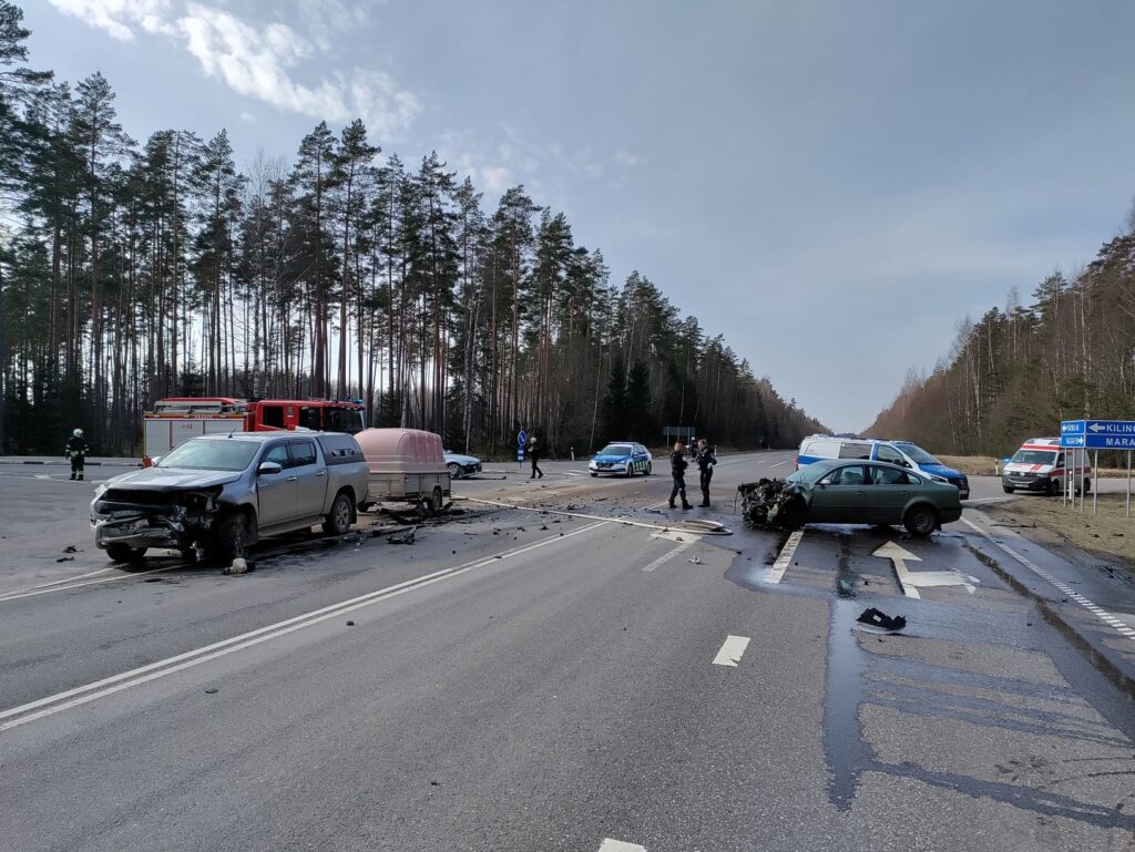 Saarde vallas juhtus liiklusõnnetus, kus üks auto süttis õnnetuse käigus põlema 3 Marana1
