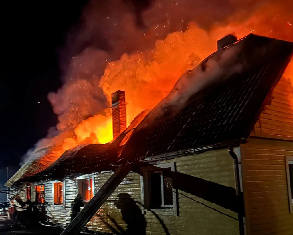 FOTOD: Tulekahju hävitas Kiku külas elumaja 9 2