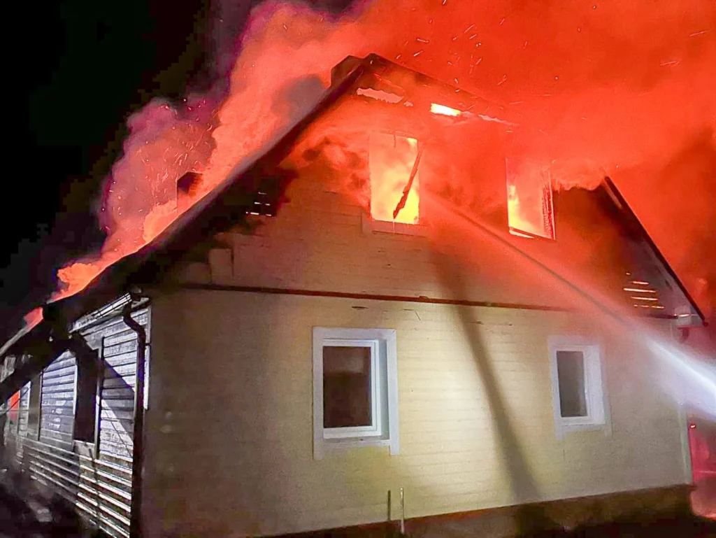 FOTOD: Tulekahju hävitas Kiku külas elumaja 10 3