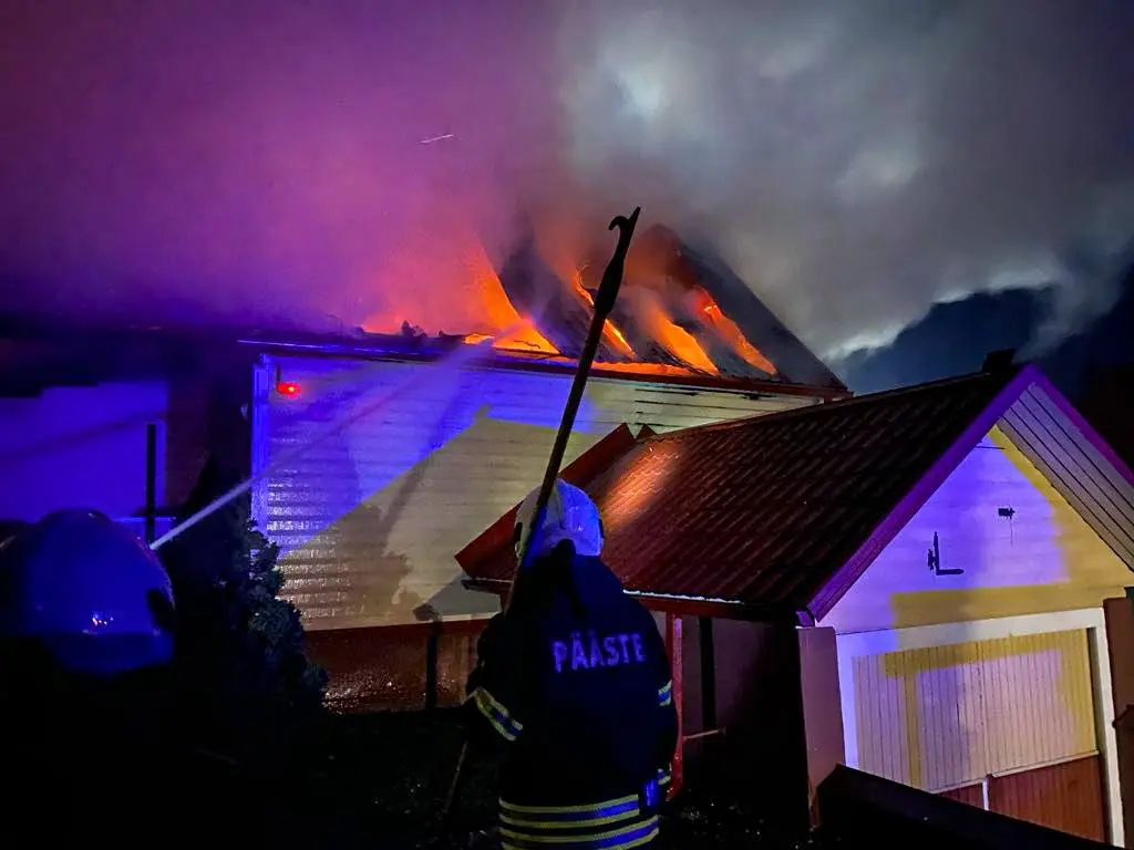 FOTOD: Tulekahju hävitas Kiku külas elumaja 11 4