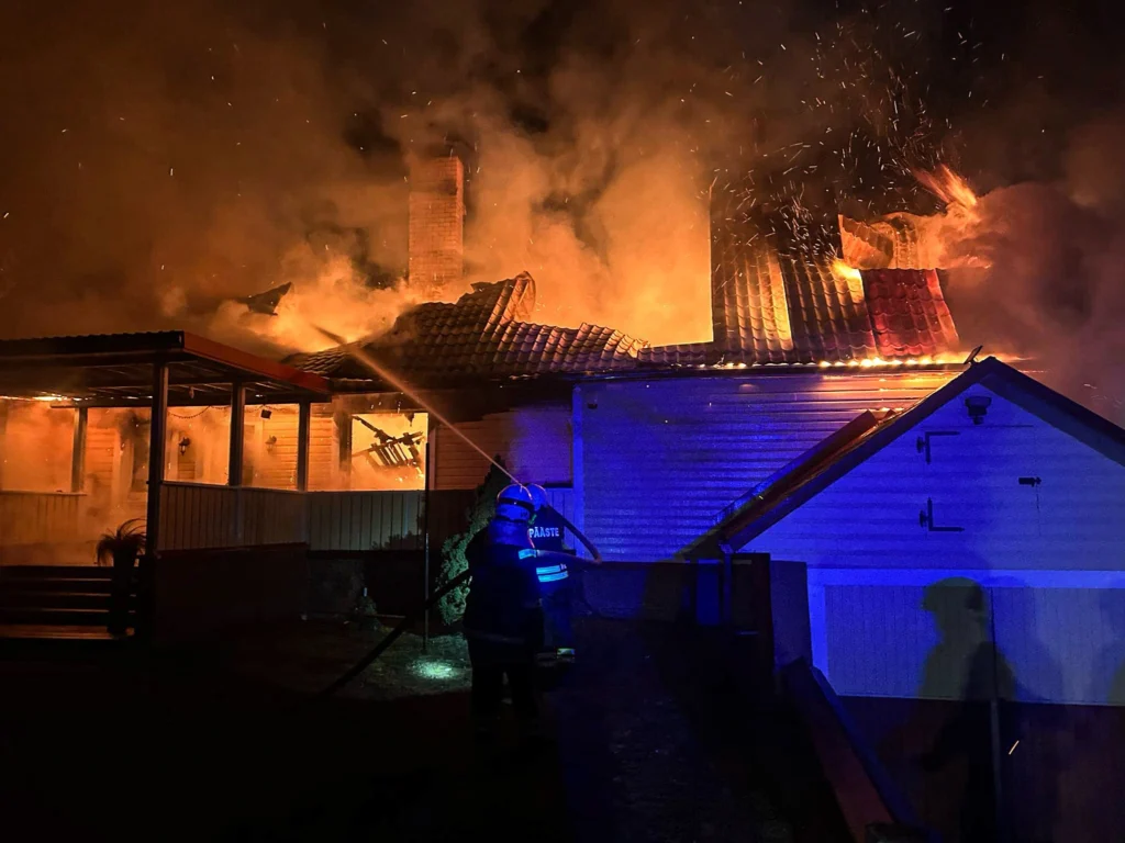 FOTOD: Tulekahju hävitas Kiku külas elumaja 12 5