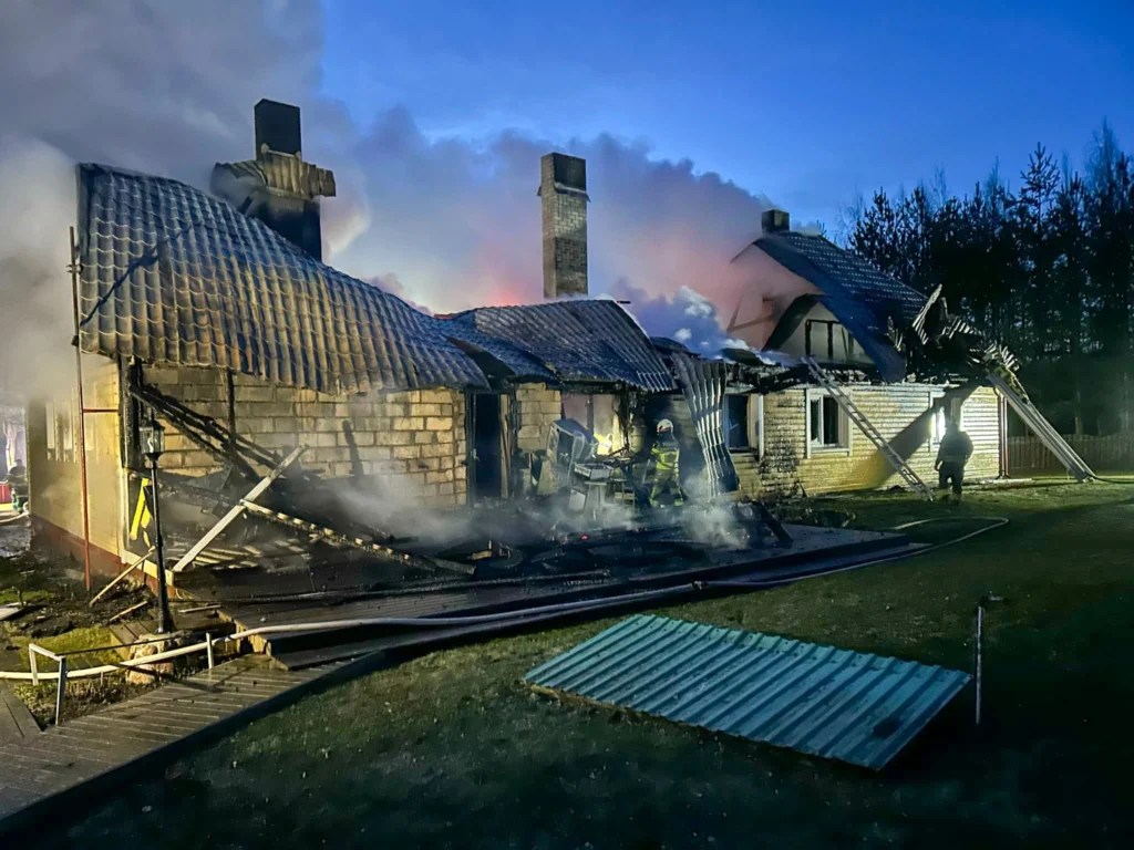 FOTOD: Tulekahju hävitas Kiku külas elumaja 14 7