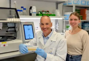 Celvia meditsiinilabori juhataja Kaarel Krjutškov ja peaspetsialist Karmen Vaiküll. Foto erakogu